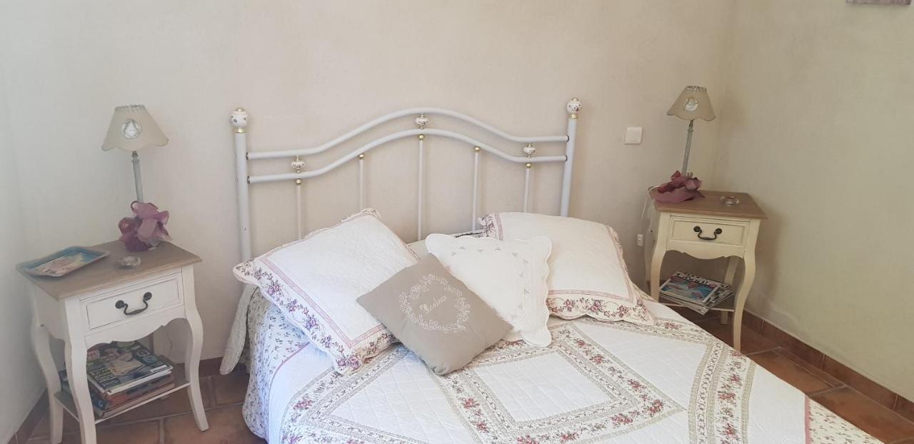 Bed and Breakfast Fenetre Sur Les Alpilles Saint-Martin-de-Crau Exterior foto