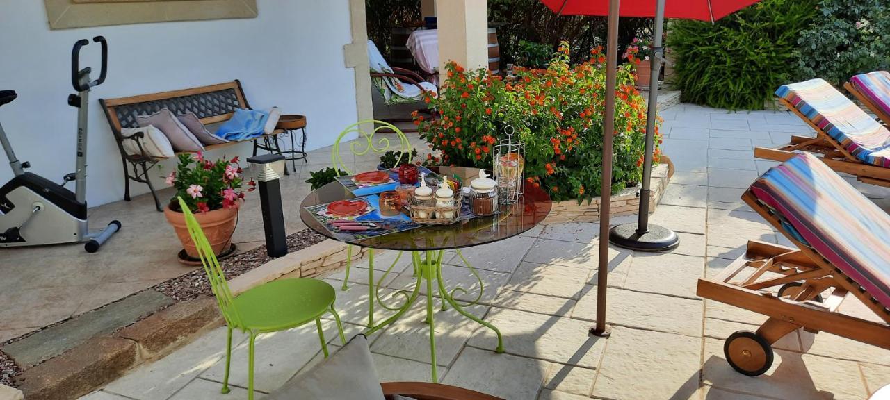 Bed and Breakfast Fenetre Sur Les Alpilles Saint-Martin-de-Crau Exterior foto